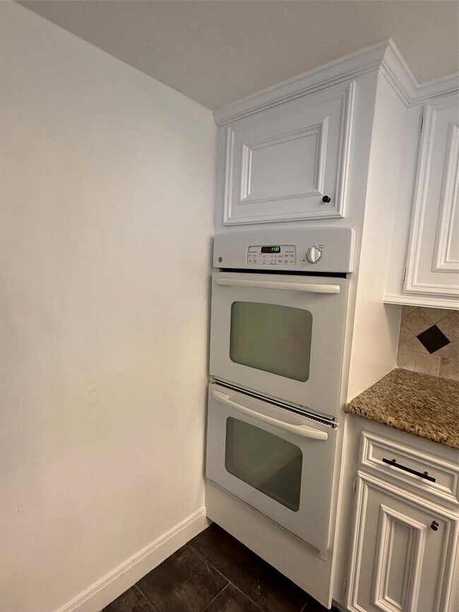 Building Photo - 2075 Little Cedar Dr
