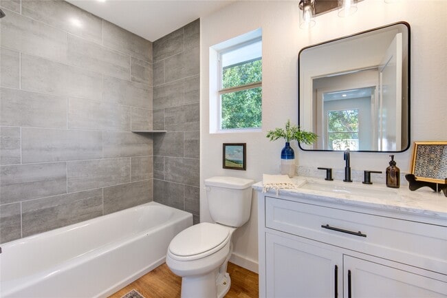 Building Photo - 11 E Obryant St