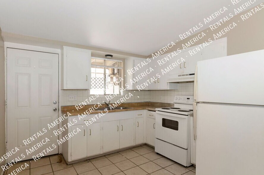 Building Photo - 404 E Yavapai Rd