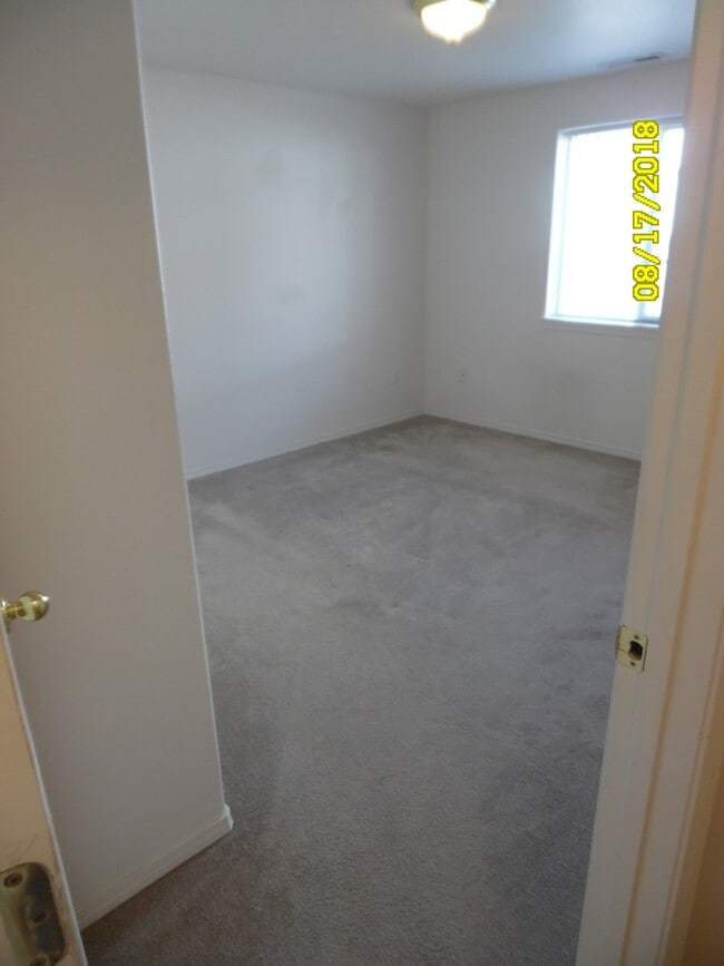 Building Photo - 565 NW Meadows Dr