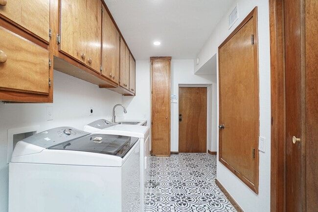 Building Photo - Luxury 4-Bedroom Home with 3,400+ Sq Ft in Prime San Antonio Location