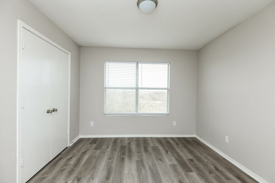 Building Photo - 907 Blue Sky Dr