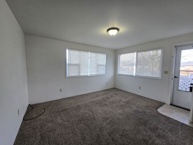 Building Photo - 633 NE Channon Ave