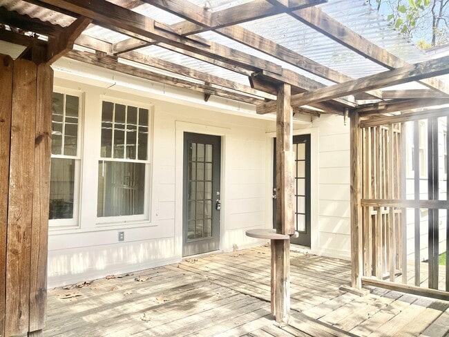 Building Photo - 420 St Rose Ave