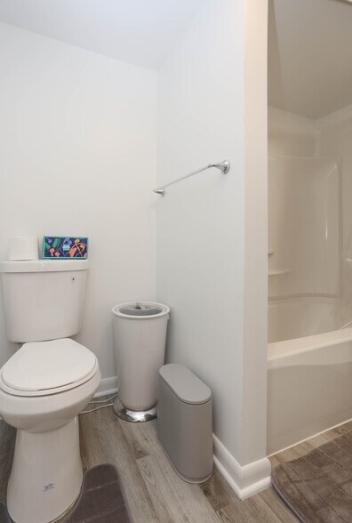 Shared Full Bathroom - 508 Wellham Ave