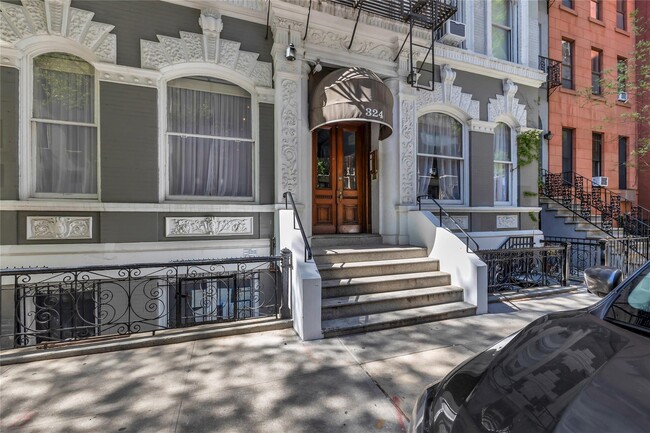 Building Photo - 324 E 50th St
