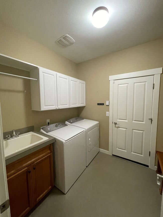 Building Photo - Beautiful Home with lots of upgrades