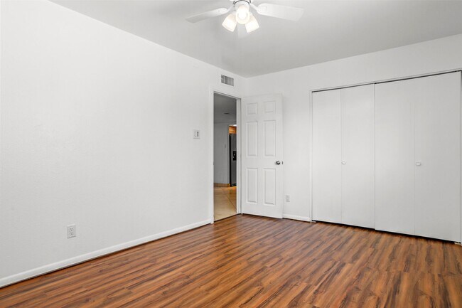 Building Photo - Prime ASU Location 5BR Home with Pool & Garage