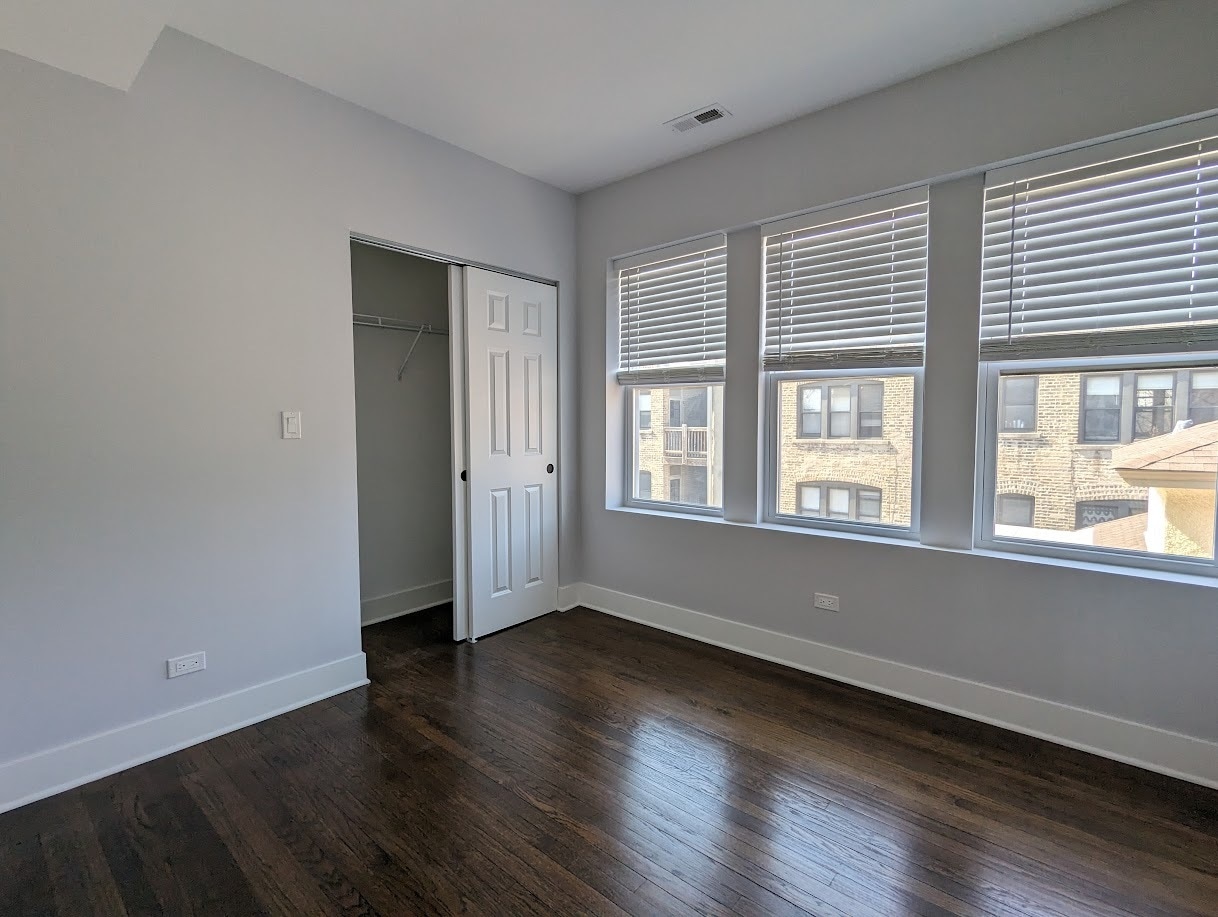 Building Photo - 2171 W Wilson Ave