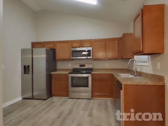 Building Photo - 652 Amberwood Dr