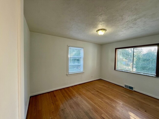 Building Photo - Spacious 2 bed/ 1 bath Home with Fenced Yard $2550/mo.