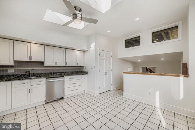 Building Photo - 3143 Dillon St