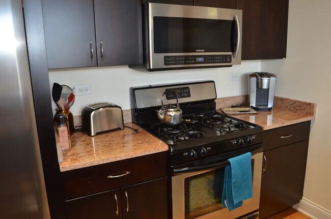 Building Photo - Wrigleyville 2 bedroom with balcony with s...