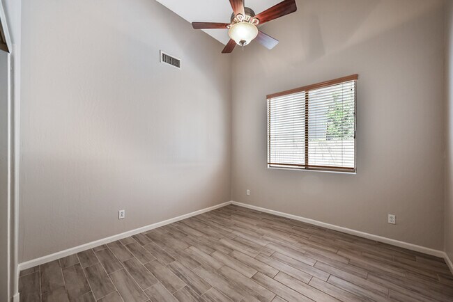 Building Photo - 6937 E Paradise Ln