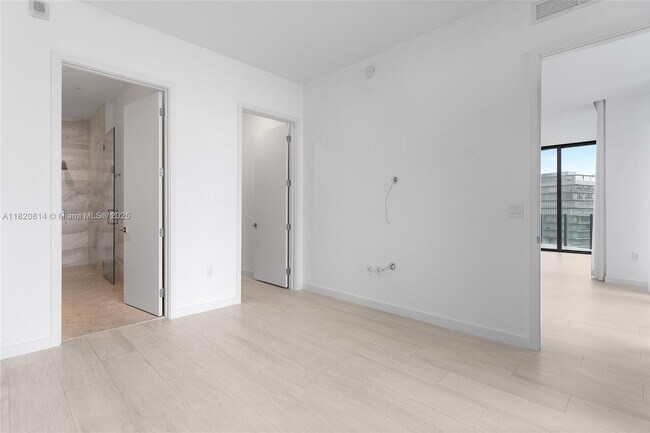 Building Photo - 2831 S Bayshore Dr