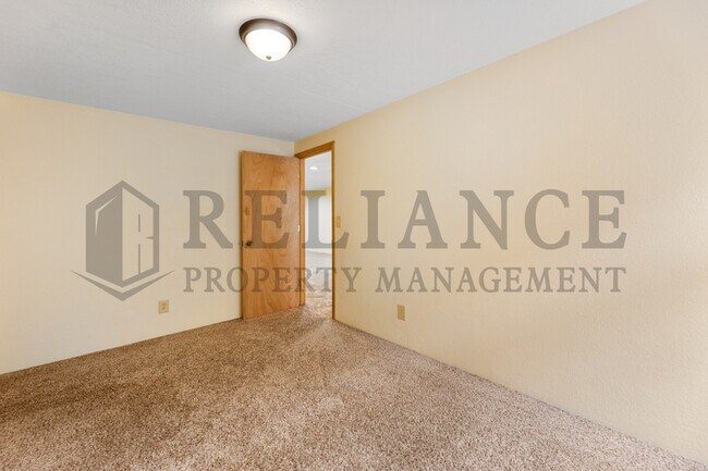 Building Photo - 621 S Longbranch Dr
