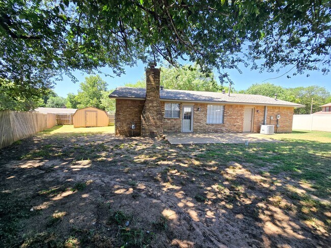 Building Photo - 3 Bed 2 Bath 2 Car Garage in Shawnee!