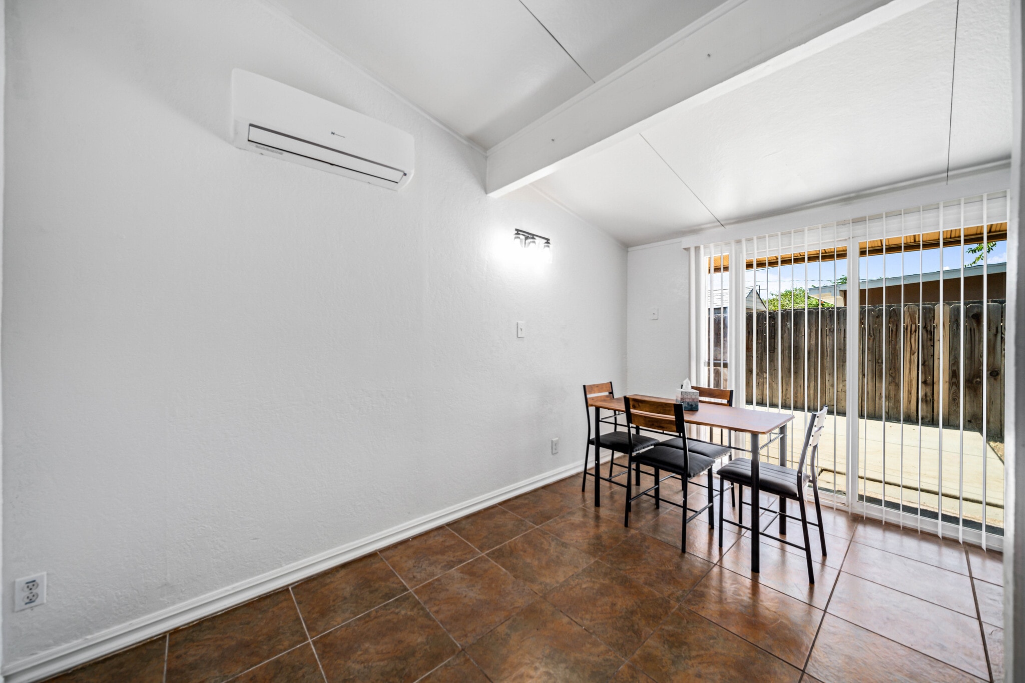 Rooms for Rent-Common Area - 45426 10th St W