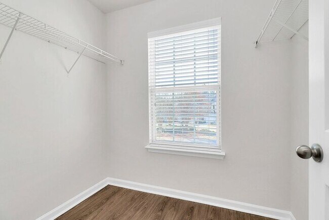 Building Photo - Gorgeous 3BD/2.5BA Townhome in Steele Creek's Lions Gate Community!