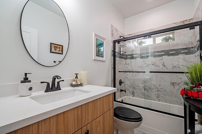 Building Photo - 3400 S Ave 7th E