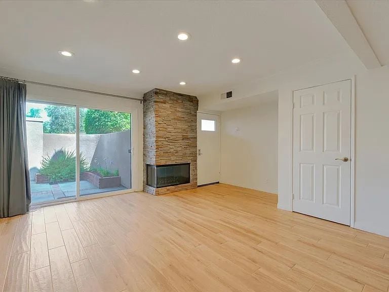 Building Photo - 25761 Le Parc