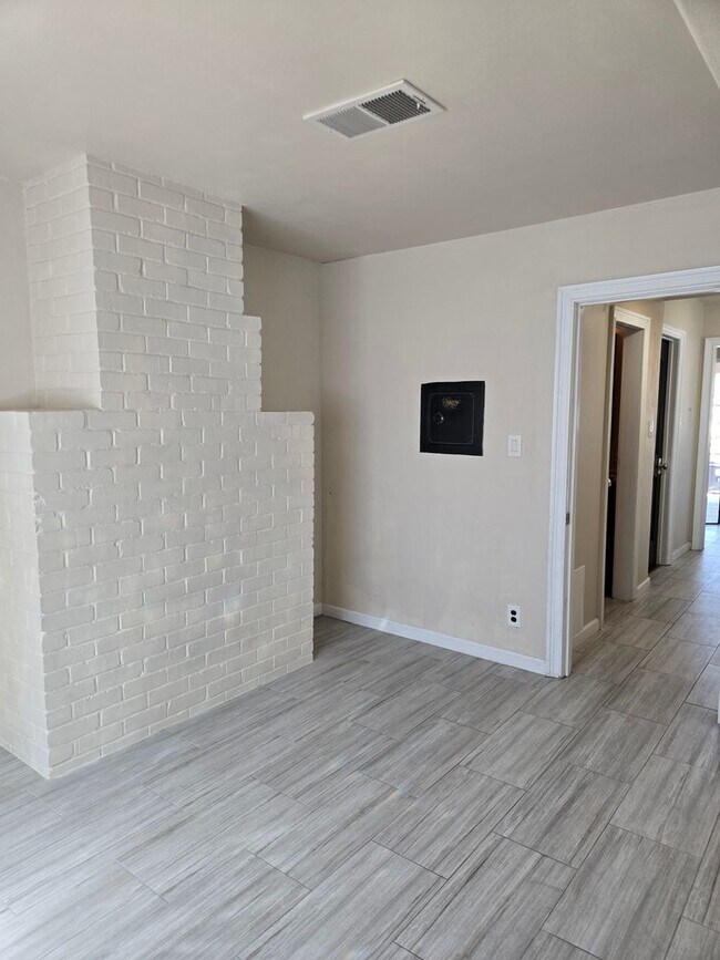 Building Photo - Immaculate Midtown Studio in Riverside