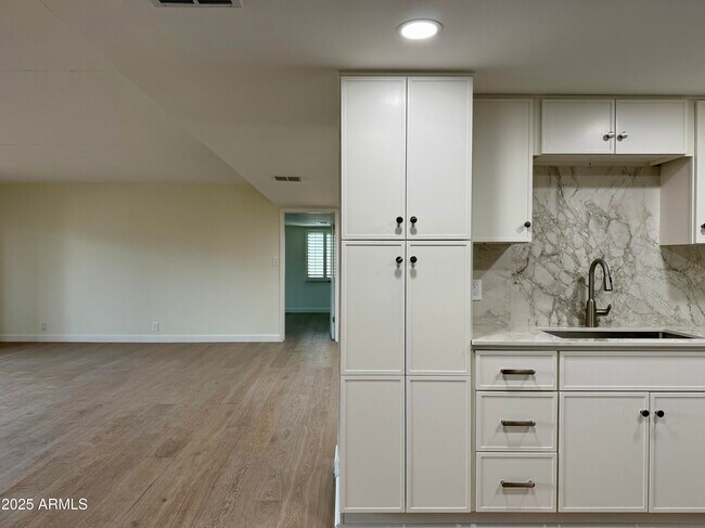 Building Photo - 7930 E Camelback Rd