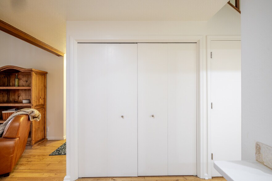 Building Photo - 3124 S Falling Brook Ln