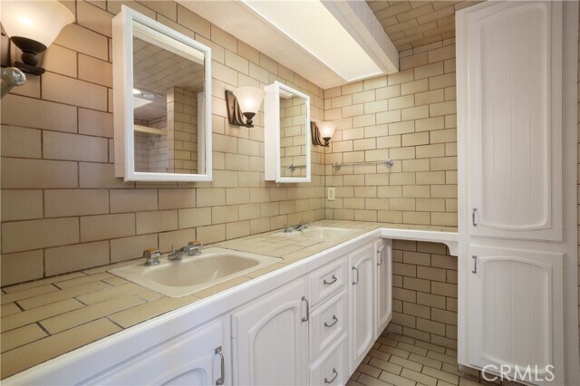 Building Photo - 319 Avenida Cerritos