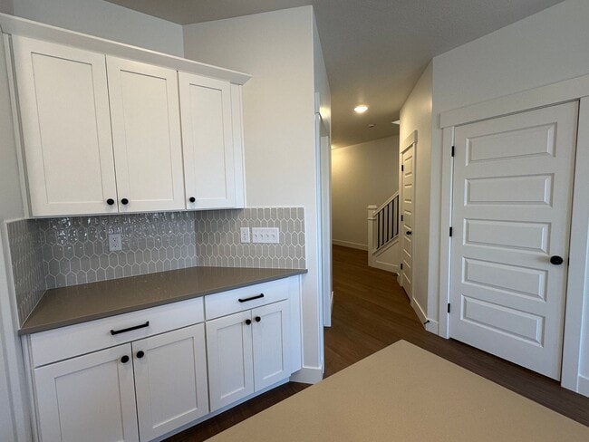 Building Photo - 5260 Acacia Dr
