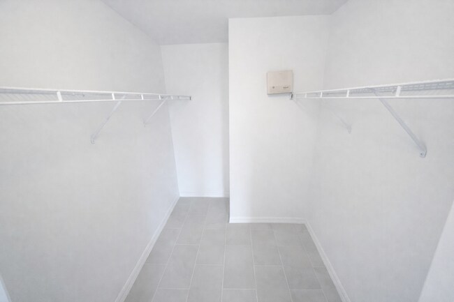 Building Photo - SPACIOUS 3Bd / 2 Ba SINGLE FAMILY HOUSE AVAILABLE