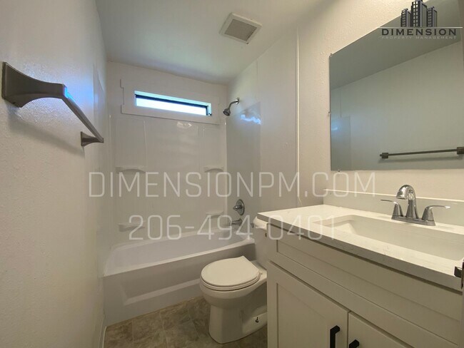 Building Photo - 4 Bed 2.5 Bath Remodelled Manufactured Home in Kent! Available NOW! Easy self showings!
