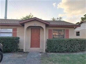 Building Photo - 425 Las Palmas Cir