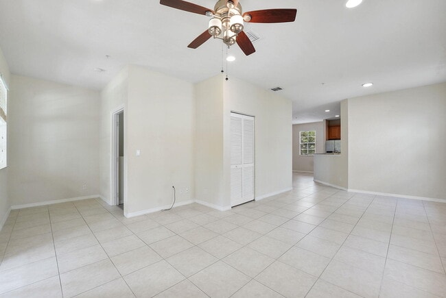 Building Photo - 128 W Royal Palm Cir