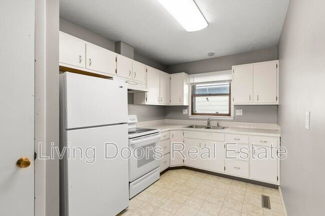 Building Photo - 348 S 5th St