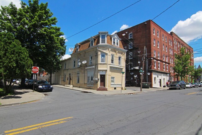 Primary Photo - 4 Unit Investment: 165 Gordon St
