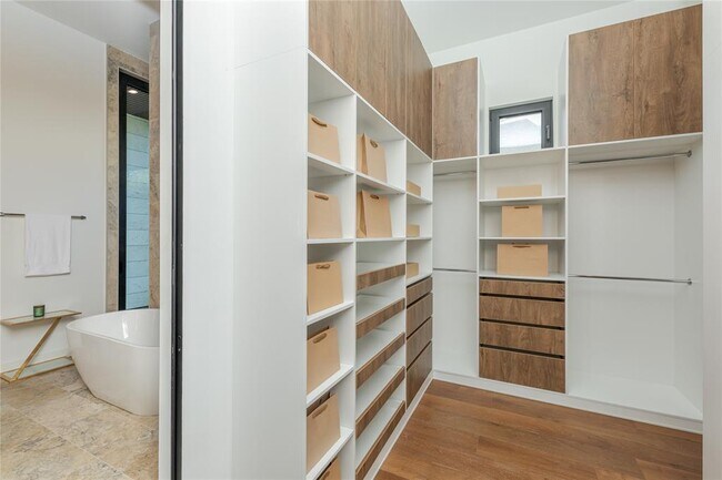 Building Photo - 614 Robin Dale Dr