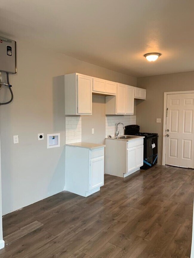 Building Photo - 211 E Sterling Ave