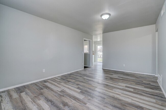 Building Photo - Beautifully Remodeled 3 or 4 bedroom with ...