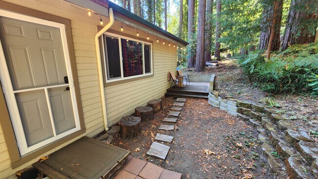 Building Photo - Beautiful Boulder Creek Redwood Cabin!