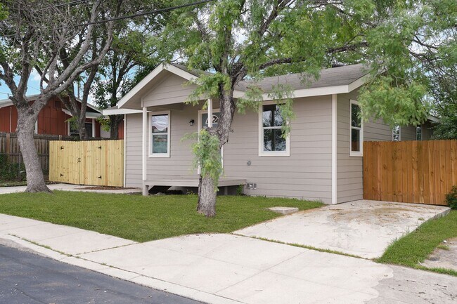 Building Photo - 3 bedroom 2 bath less than a mile from Fort Sam AFB!