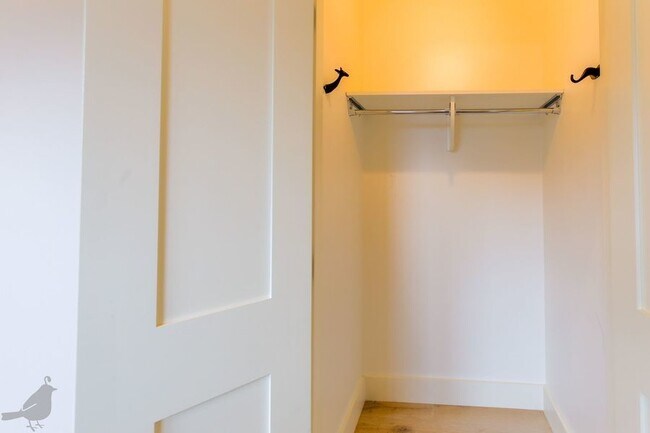 Building Photo - Modern 4 Bedroom Penthouse in Nest to Unio...