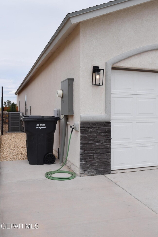 Building Photo - 355 Sol Ct