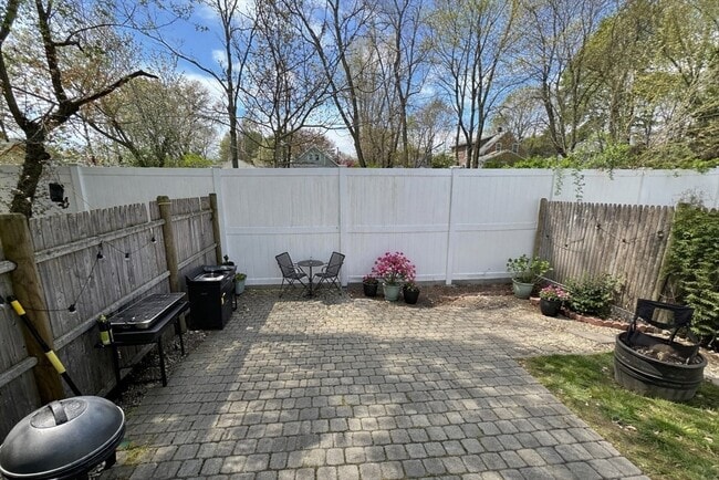 Building Photo - 285 Lake St