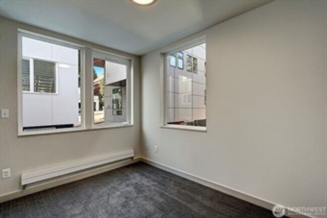 Building Photo - 3bd/2.5ba Seattle Townhome