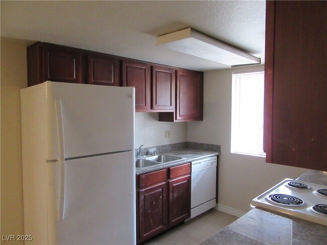 Building Photo - 4954 River Glen Dr