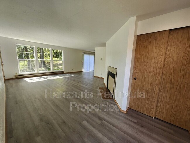 Building Photo - 6465 Lewis Dr NE