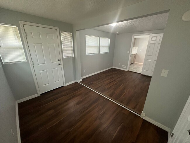 Building Photo - **Move in Ready** 3/2 Single Family home