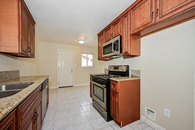 Building Photo - 450 Bard St