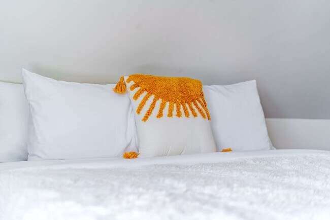 Building Photo - 98 Brickel St